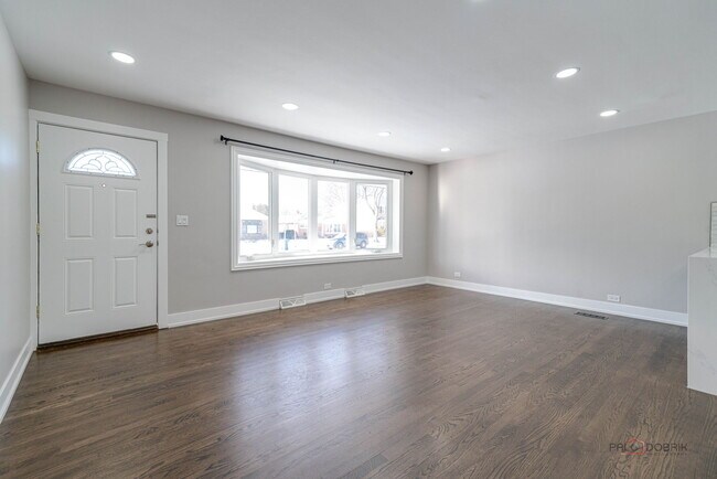 Sala de estar/entrada principal - 119 S Pine St