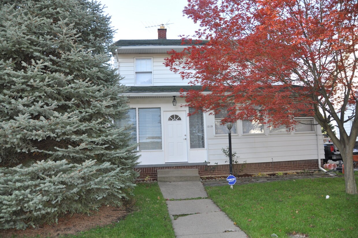 1319 Rollins Rd, Toledo, OH 43612 House for Rent in Toledo, OH