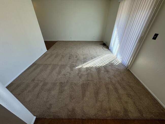Foto del edificio - ADORABLE 2 BEDROOM 2 BATHROOM TOWNHOUSE WI...