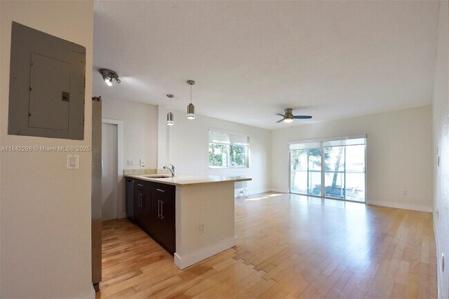 Foto del edificio - 7171 Bay Dr