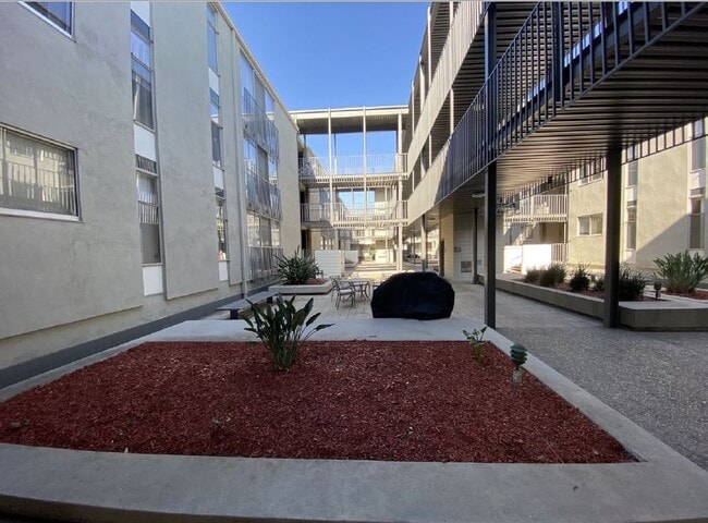Building Photo - 1155 E Del Mar Blvd