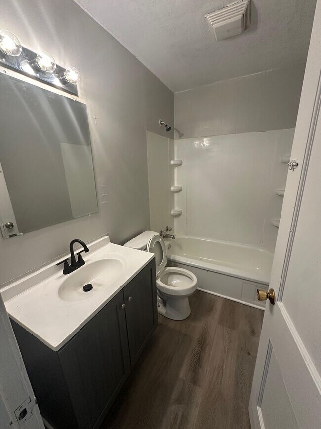 Foto del edificio - 3 Bed 1 Bath with Fence + 2 Car Garage - Newly Refreshed