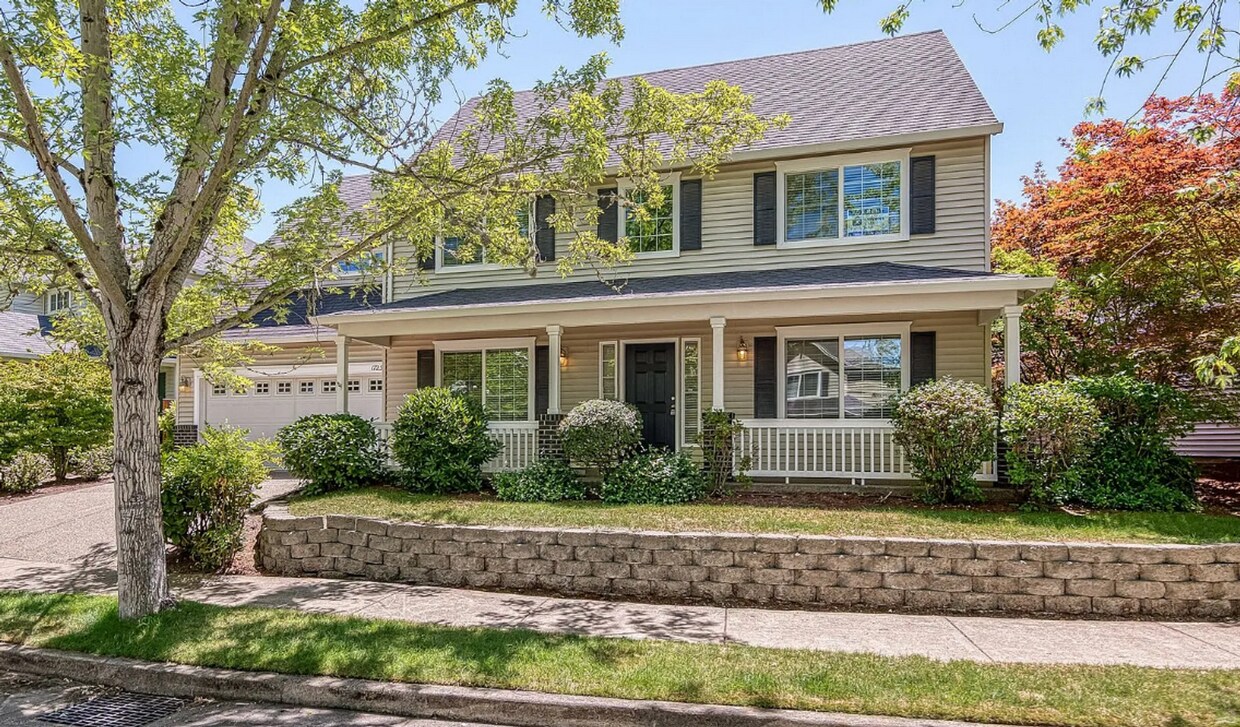 Foto principal - Spacious 4-Bedroom + Den Home with Private...