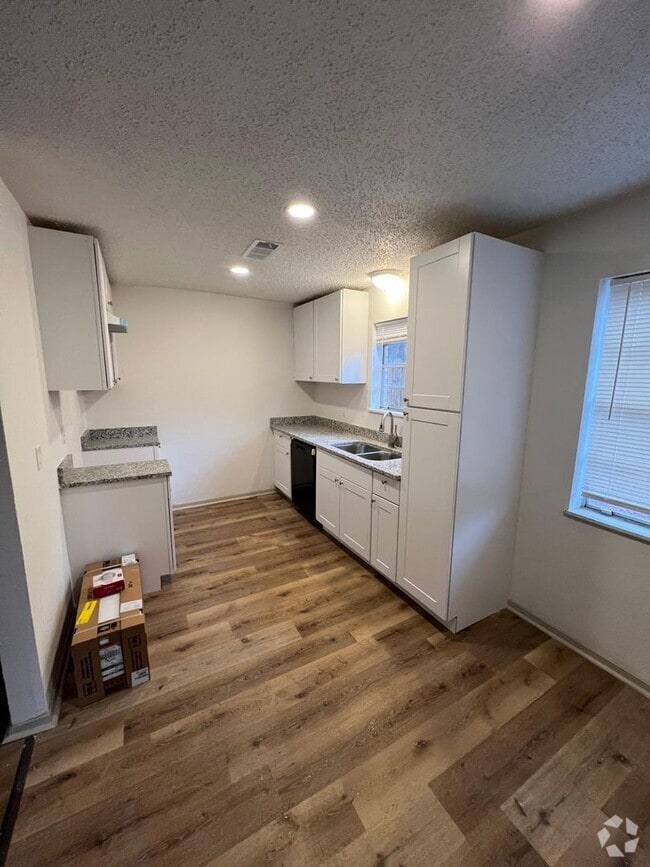 Building Photo - 607 Waggoner St