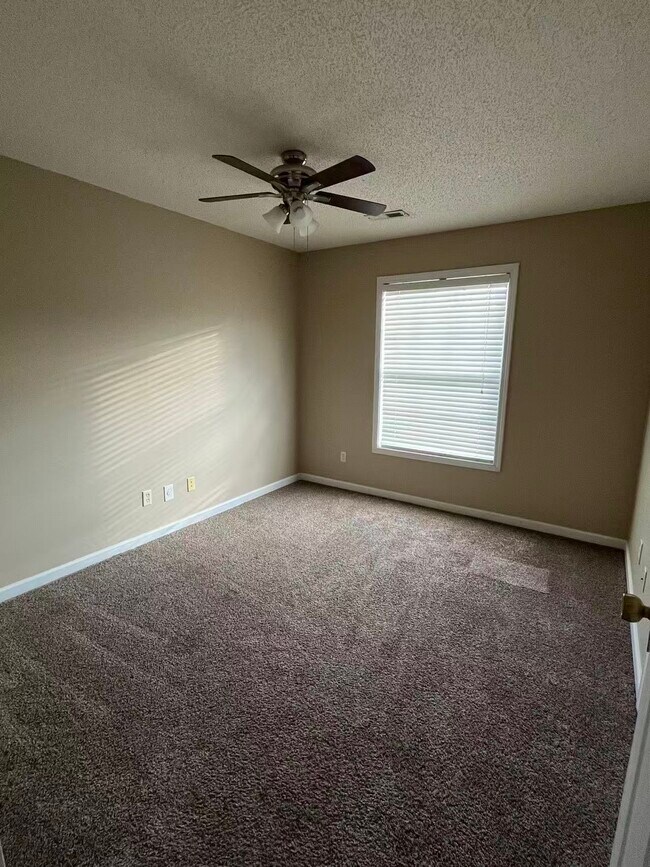 Foto del edificio - 7135 W Friendly Ave