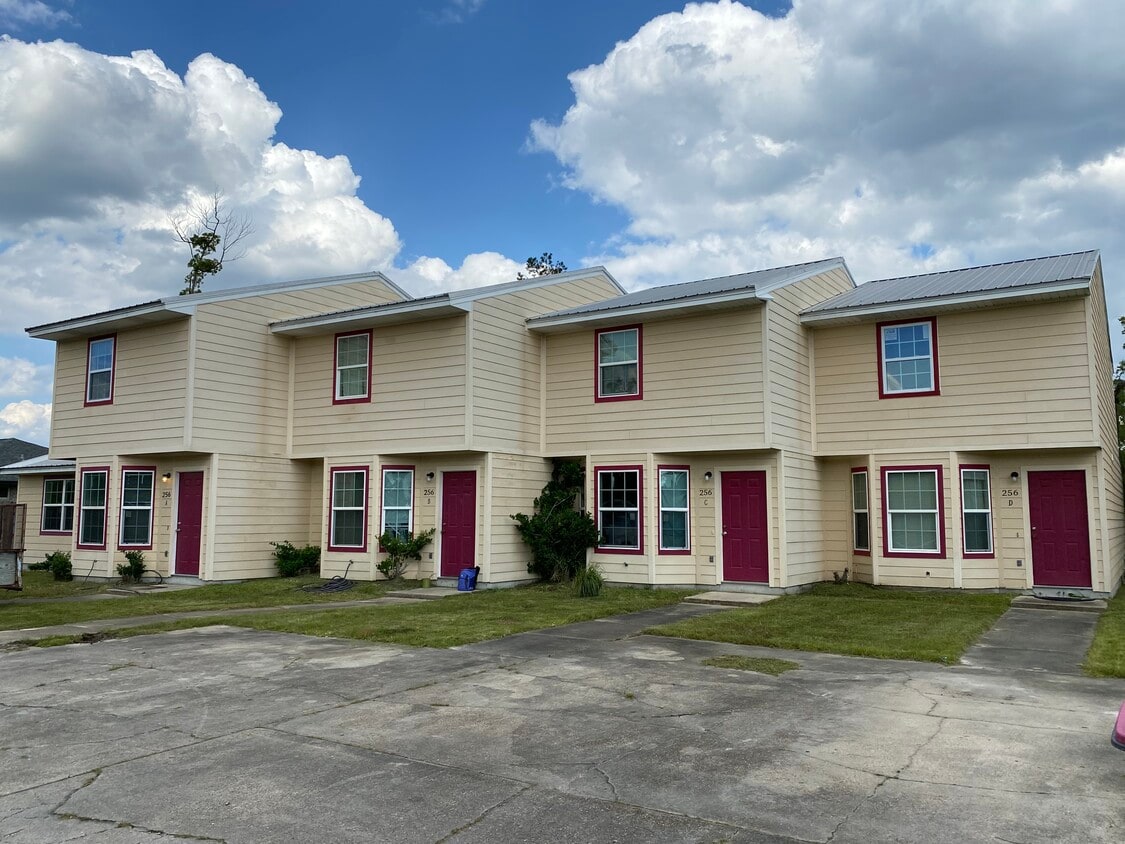 256 N Berthe Ave, Panama City, FL 32404 Townhouse for Rent in Panama