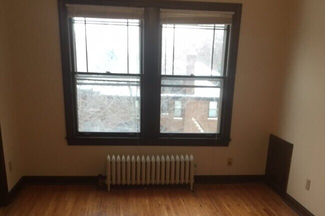 Building Photo - 145 Chatsworth St S