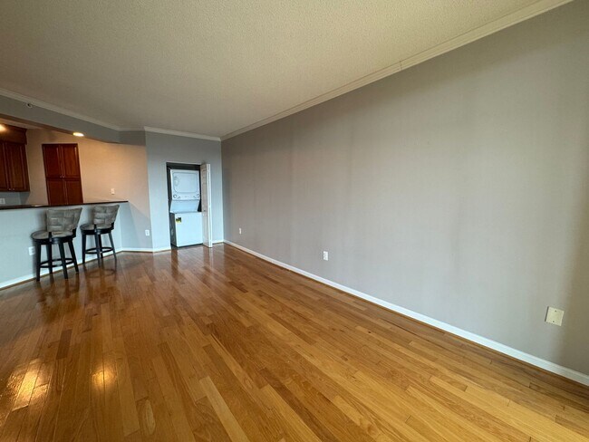Foto del edificio - Bright 1 Bed 1 Bath Condo With Sunroom In ...