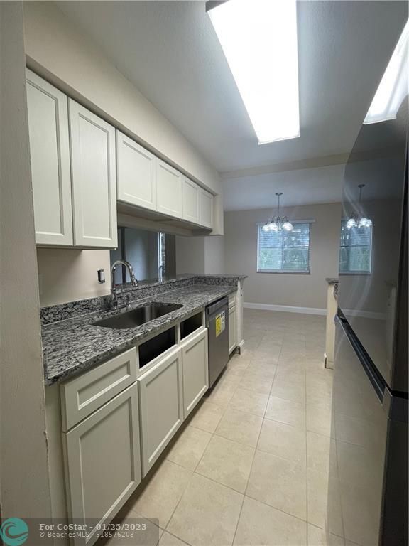 Building Photo - 9755 Westview Dr