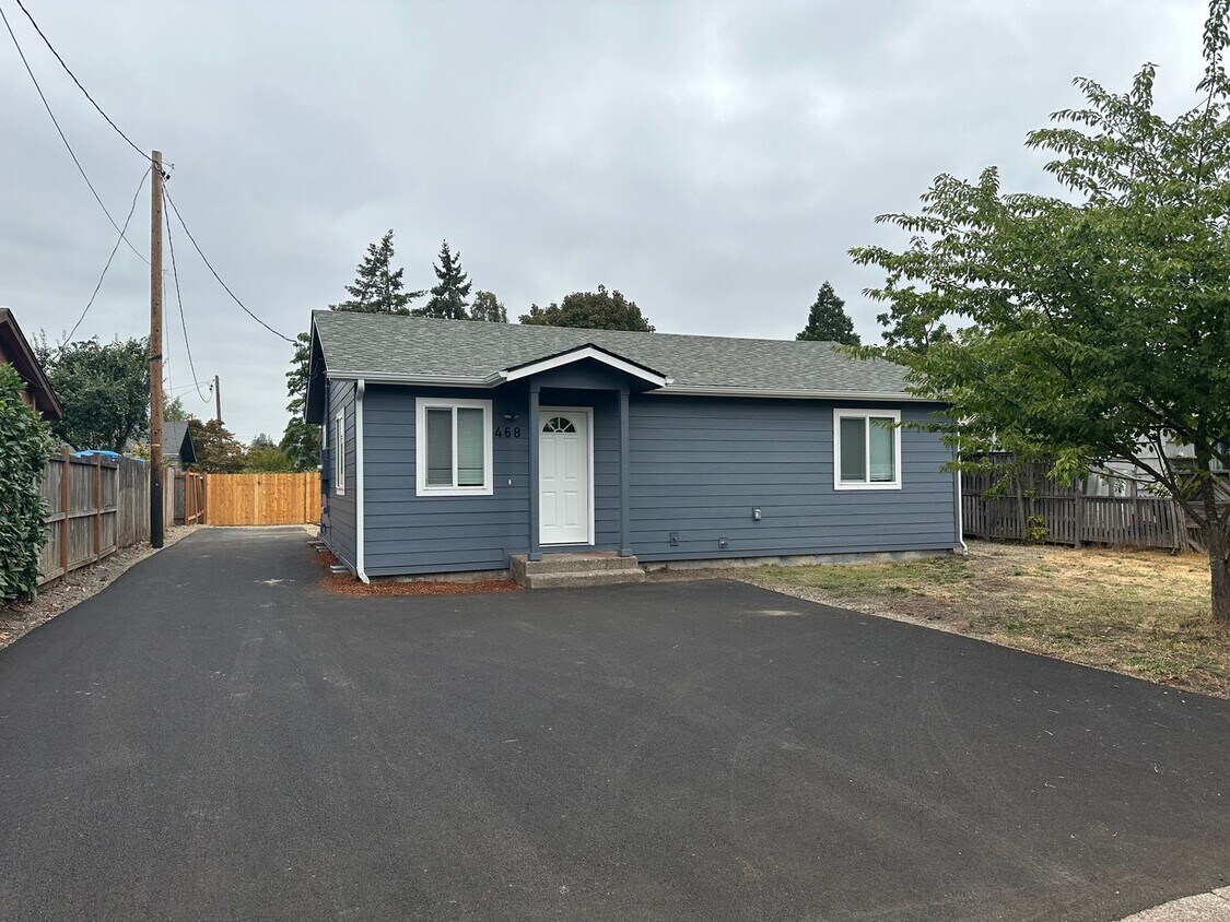 Primary Photo - 2 bedroom, 1 bath house in Springfield!