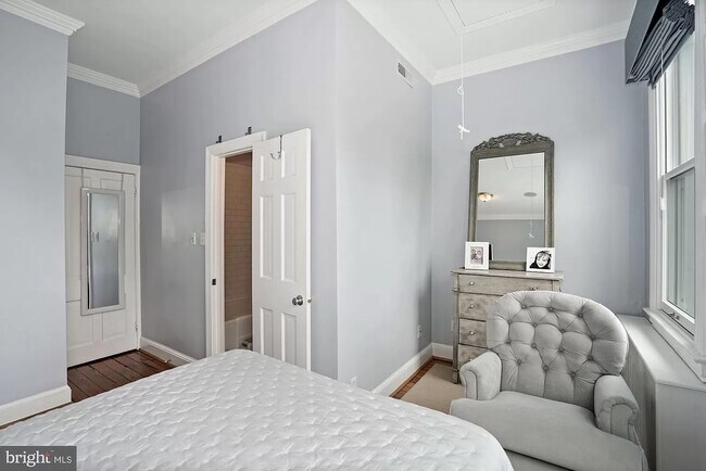 bed - 1412 35th St NW