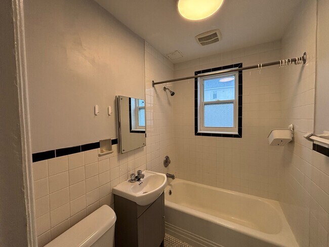 Building Photo - 3 BED - 1 BATH - OTTAWA - APARTMENT