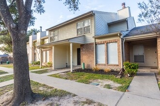 Building Photo - 7850 Green Lawn Dr