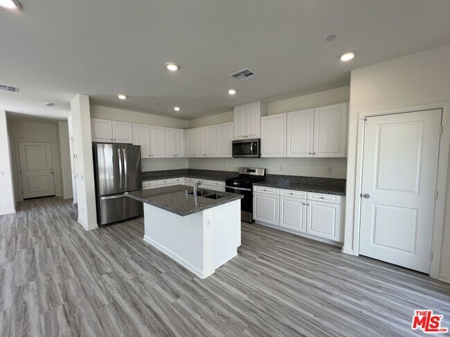 Foto del edificio - 25198 Harmony Ave