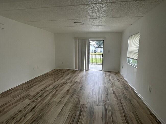 Foto del edificio - 6509 Dumont Ave