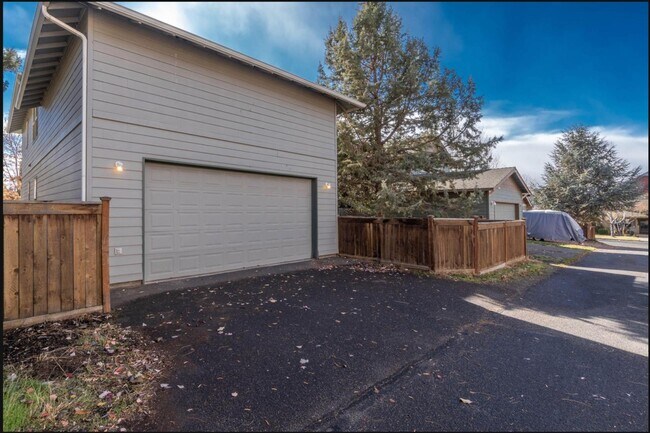 Building Photo - 21328 Oakview Dr