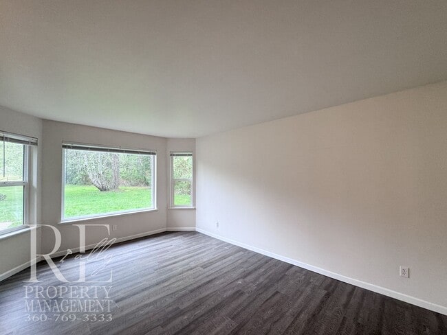 Foto del edificio - Bright Single-Story Duplex with Spacious Yard & Covered Porch