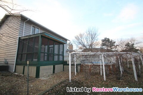 Foto del edificio - Spacious Colonial Retreat on an Expansive Wooded Lot in Shoreview