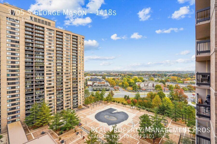 Primary Photo - Bright & Beautiful Skyline Condo- Utilitie...