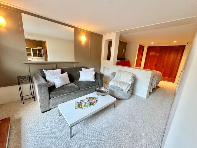 Foto del edificio - Fully Furnished Jr. 1 Bedroom with Gorgeou...