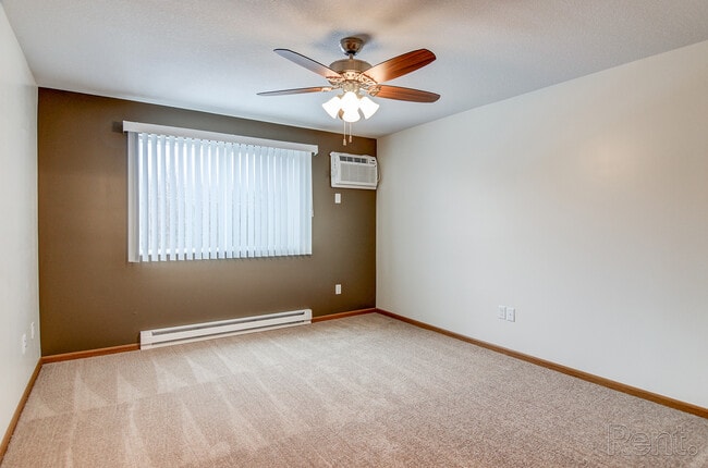 Building Photo - Elm Creek Commons