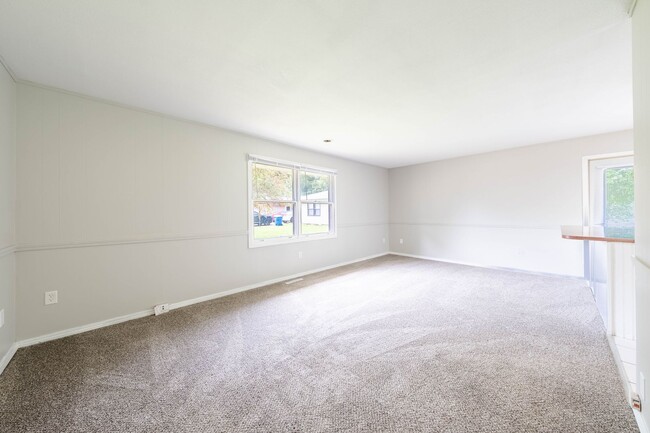 Building Photo - 2 BED / 1 BATH DUPLEX IN URBANA W/ SOME UT...