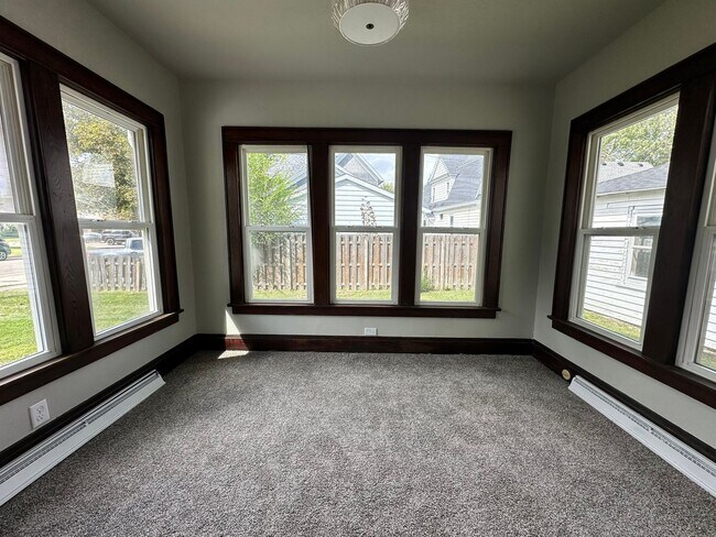 Building Photo - Three Bedroom Home in Battle Creek