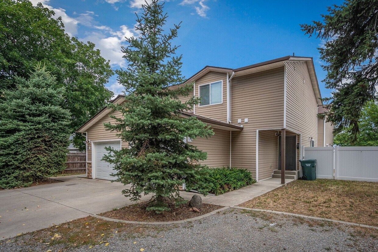 Primary Photo - 3 bed 2.5 bath duplex with fenced yard