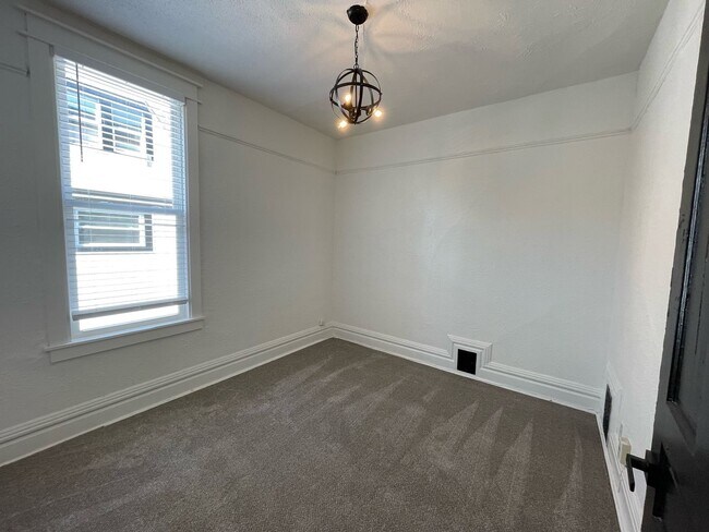 Foto del edificio - Newly Remodeled 6 Bedroom Eastside Upper Unit