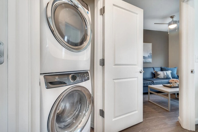 Building Photo - Muinzer - Close to Campus