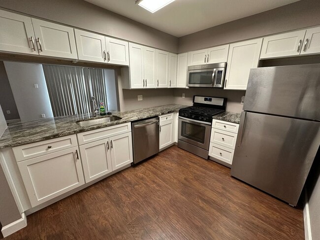 Building Photo - 3BR/2.5BA Townhome with garage