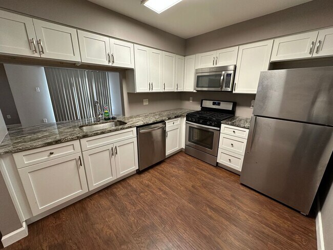 Foto del edificio - 3BR/2.5BA Townhome with garage