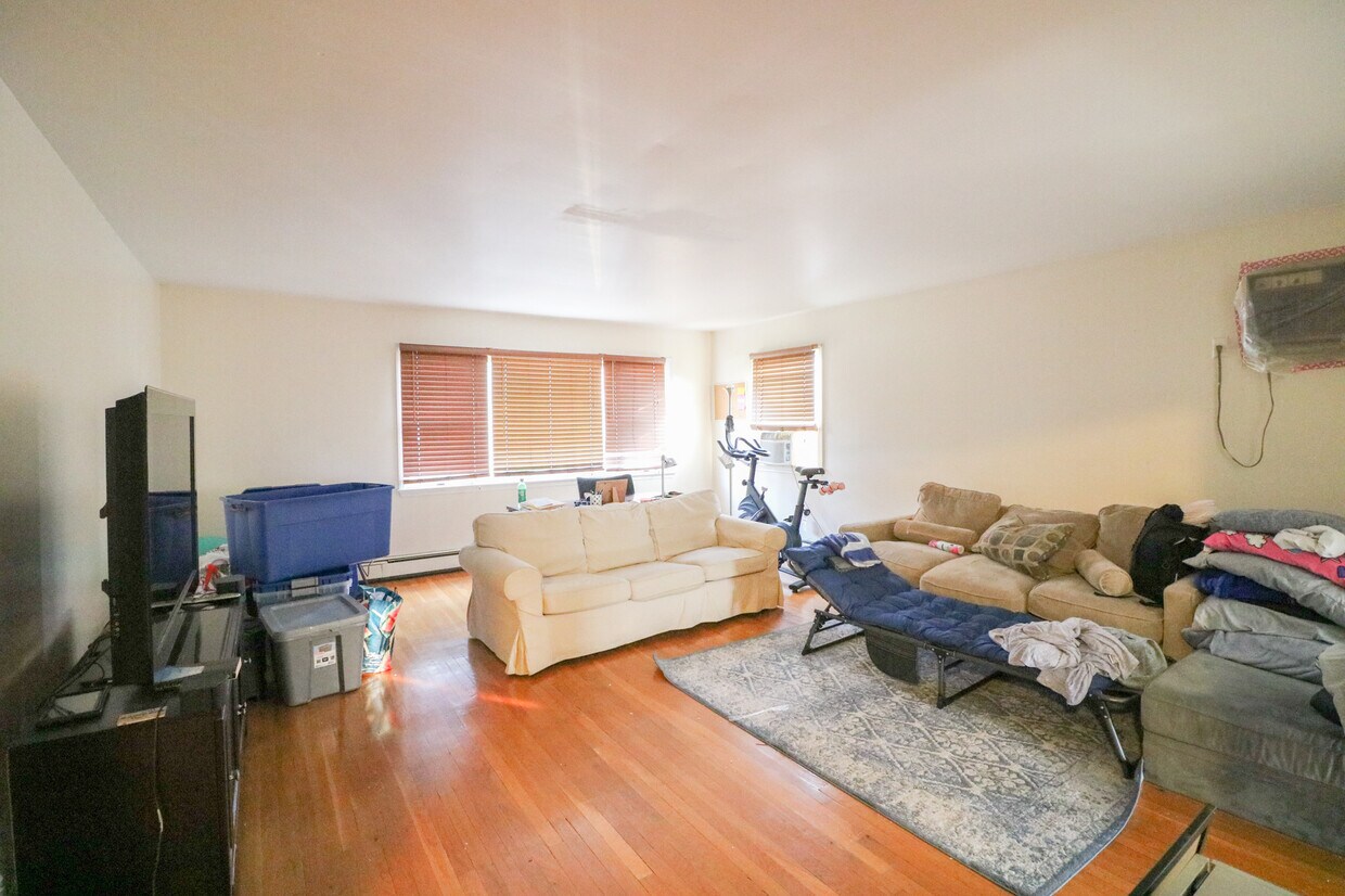 Primary Photo - 157 Bennett Ave