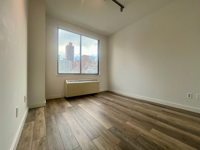 Building Photo - 552 3rd Ave