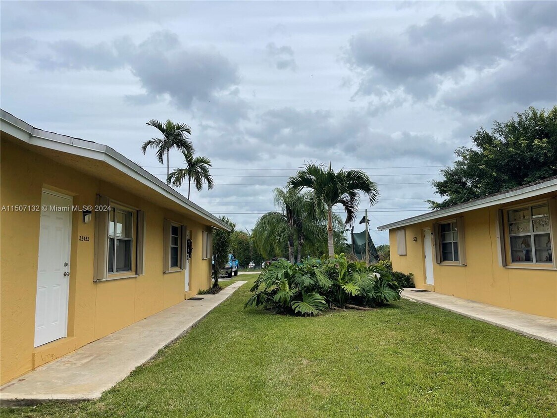25452 SW 107th Ave Unit 2, Homestead, FL 33032 Room for Rent in