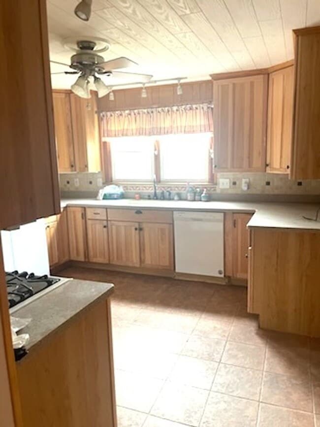 Foto del edificio - Five Bedroom Three Bath Home in Cross Lanes minutes from I-64 For Quick Access to Charleston and/...