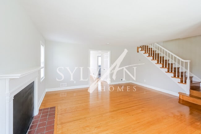 Building Photo - Charming Brick Townhome in Baltimore