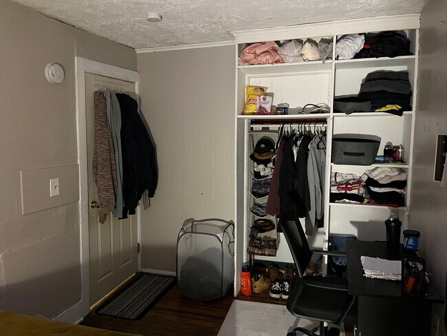 Foto del edificio - 2 Ford