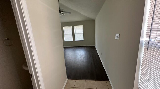 Building Photo - 17123 Oakwood Chase Dr