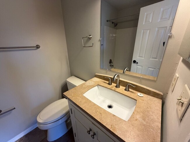 Building Photo - Great 2 bedroom fully renovated townhouse