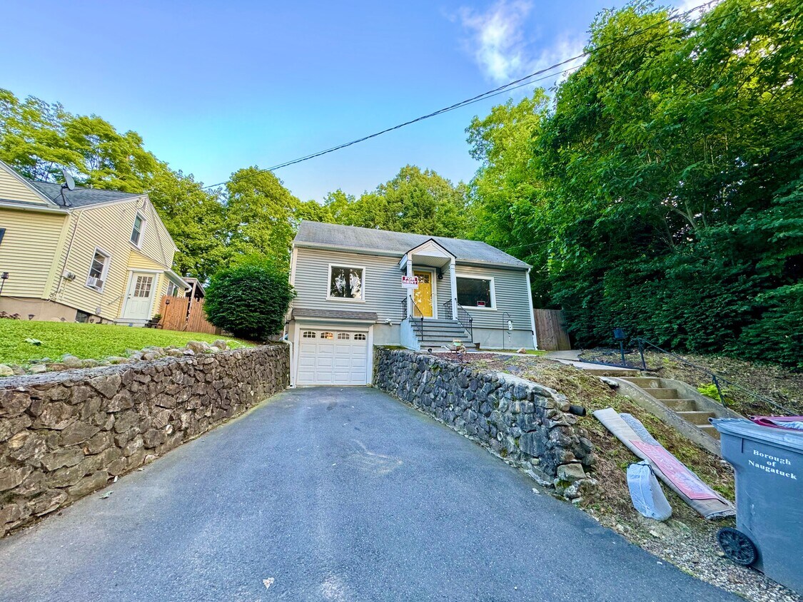 Primary Photo - 121 Locust St