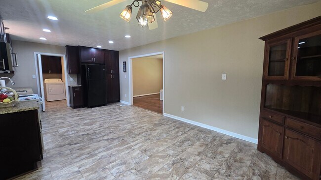 Building Photo - 650 E Raynor Dr