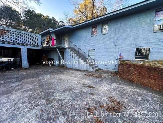 Building Photo - Newly Renovated 3BR 1 BA