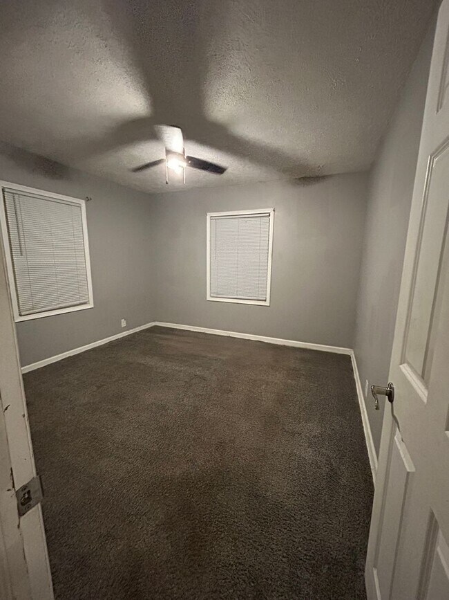 Building Photo - 3 Bedroom 1 Bathroom HOUSE