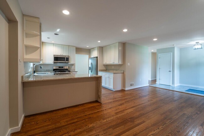 Foto del edificio - 5 BD 3 BA Oxon Hill, MD home is ideal for ...