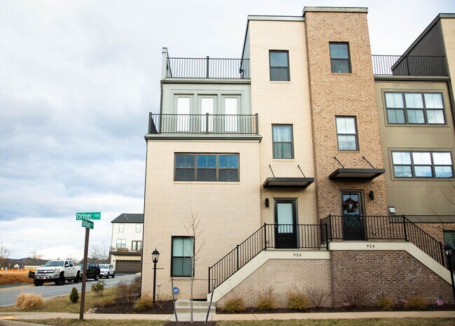 Building Photo - Stunning Townhome with Rooftop Deck - Avai...