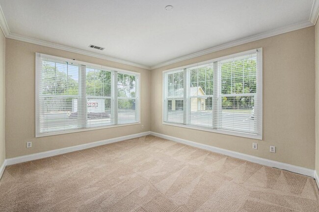 Building Photo - 130 River Landing Dr