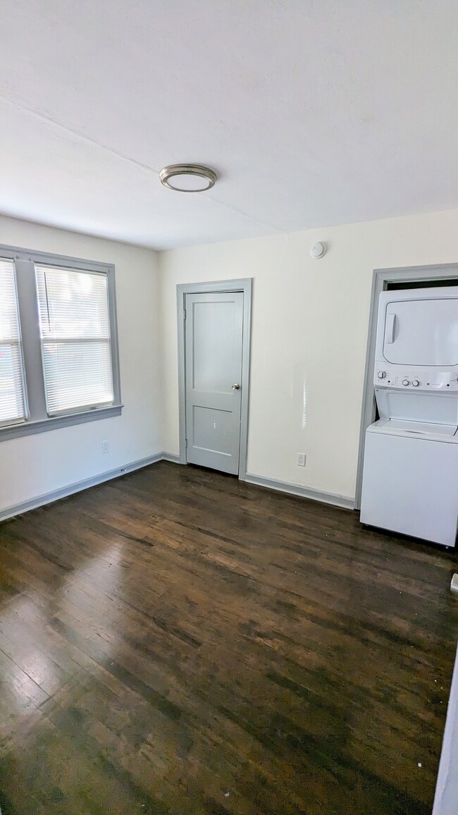 Building Photo - 205 E 65th St