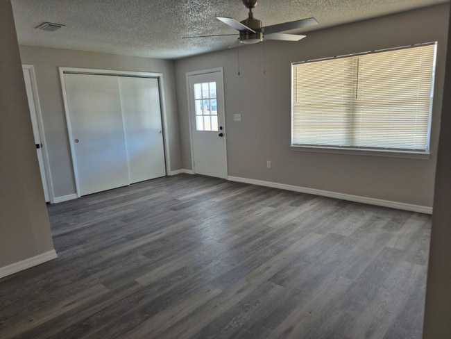 Foto del edificio - 2131 W Greenway Pl