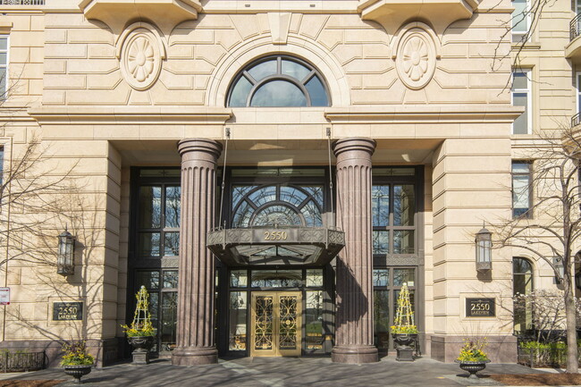 Foto del edificio - 2550 N Lakeview Ave